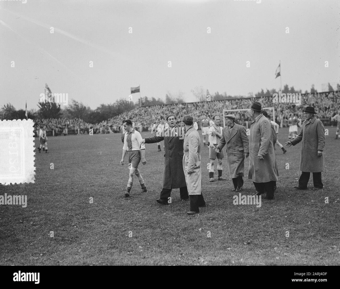 DWS contro Elinkwijk 0-0 Annotazione: Questa partita è stata caratterizzata da una slot sgradevole, dove anche la polizia ha dovuto usarlo, per sollevare il giocatore di Elinkwijk v. d. per proteggere. V. d.. Hoogen aveva improvvisamente lanciato il DWS-Back Serlijn poco prima della fine, per il quale è stato inviato fuori dal campo. (Fonte: Delpher) Data: 21 Ottobre 1951 Luogo: Amsterdam Parole Chiave: Calcio Foto Stock
