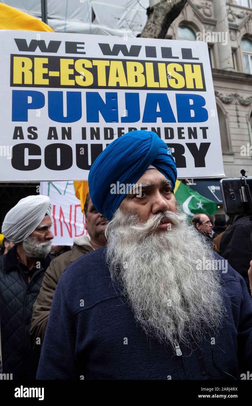 Kashmiris e Sikhs protestano al di fuori dell'alta Commissione indiana a Londra il giorno 2020 della Repubblica. Una protesta anti-India per raccontare al mondo i crimini discriminatori e razzisti che lo Stato indiano ha commesso sotto modi sta commiserando contro musulmani, sikh, cristiani, dalit ecc. 26 gennaio 2020 Foto Stock