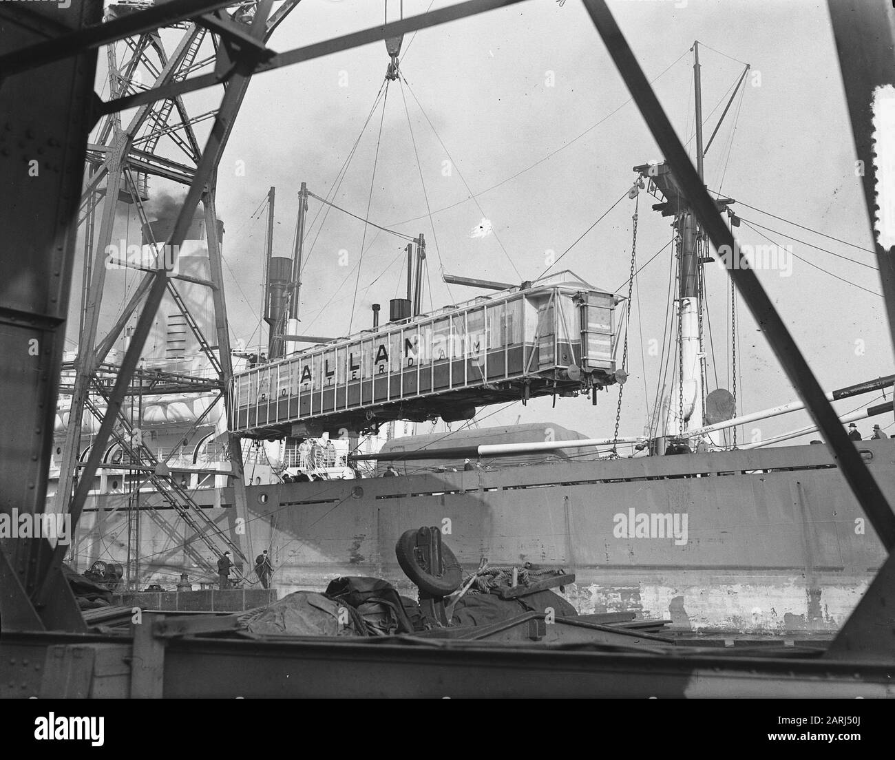 Vagoni ferroviari per l'Uruguay da caricare a Rotterdam Data: 14 febbraio 1952 Località: Rotterdam, Zuid-Holland Parole Chiave: Porti, ferrovie, treni Foto Stock