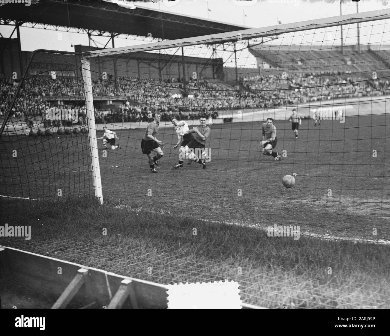 Swallows vs Red Devils 5-3 Game Moment Annotation: Unofficial Interland between Netherlands B and Belgium B Date: April 16, 1952 Location: Amsterdam Keywords: Football Nome personale: Zwallows Nome istituzione: Red Devils Foto Stock