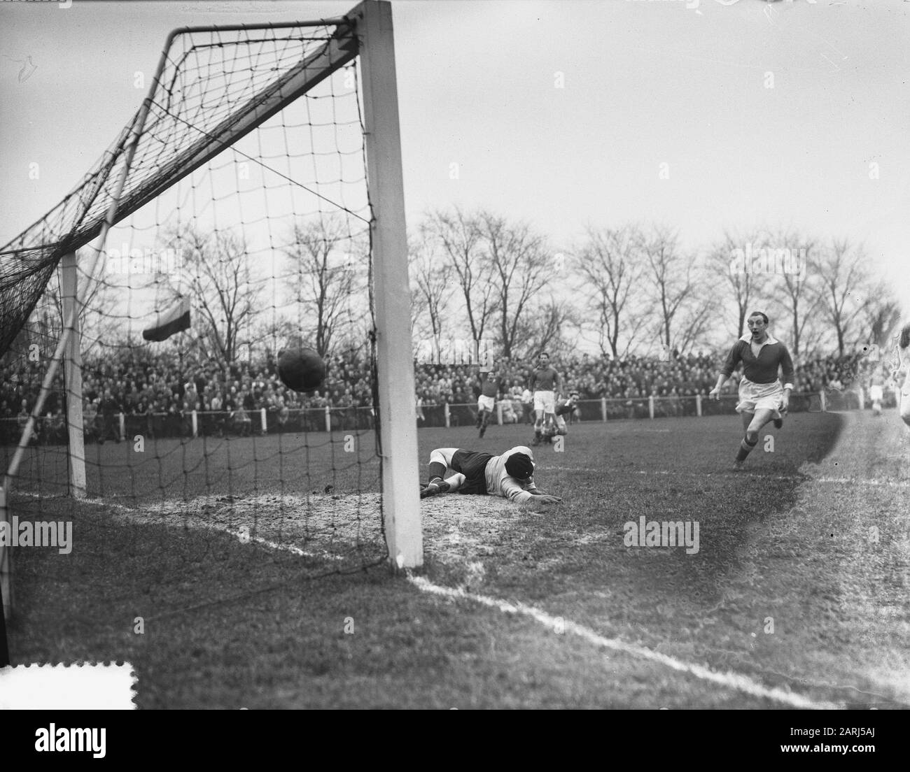Calcio. Obiettivo Di Kuvoets (1-0) Data: 6 Gennaio 1952 Località: Amsterdam Parole Chiave: Calcio Foto Stock