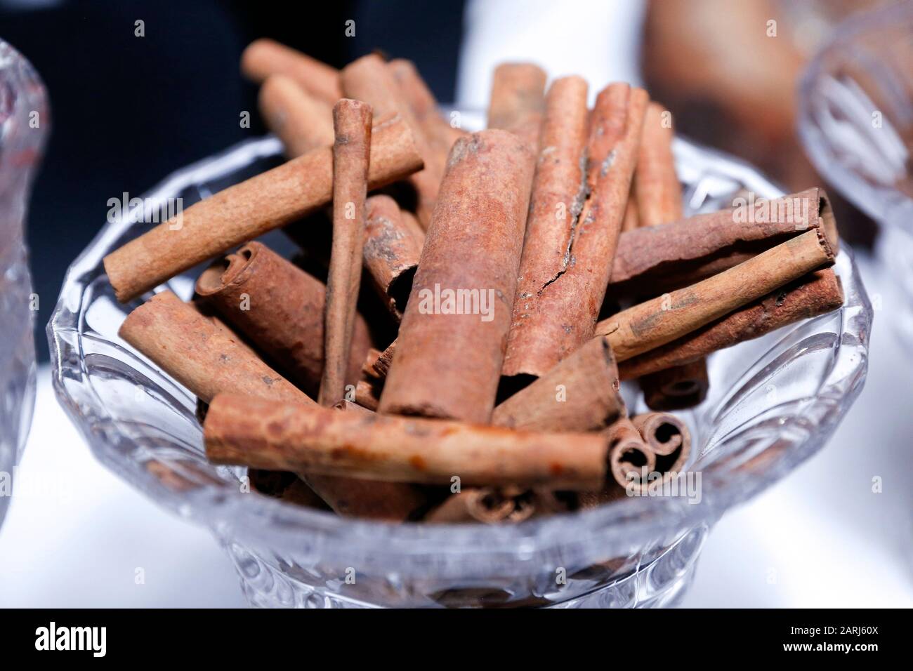 piante medicinali e spezie cinnamom stick cinnamomum verum in vaso di vetro Foto Stock