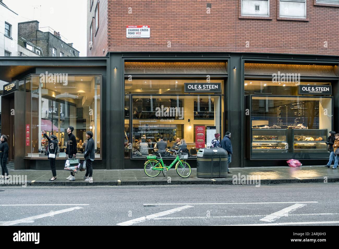 Londra / Regno Unito - 24 novembre 2019: Persone che camminano oltre la panetteria Ole & Steen sulla Charing Cross Road a Londra, Regno Unito. OLE & Steen Lagkagehuset è un danese b Foto Stock