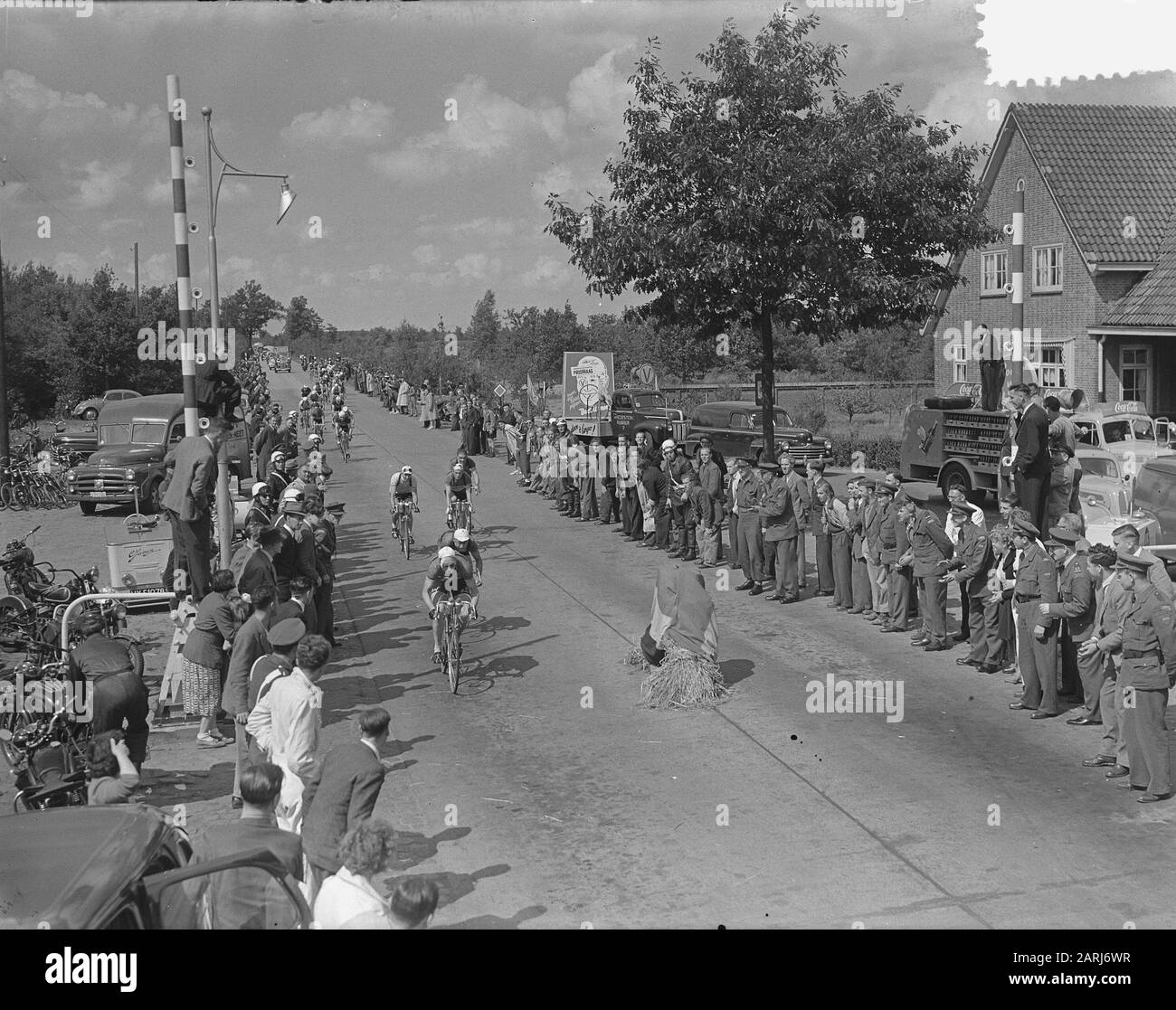 Tour van Nederland caravan passa confine Data: 3 giugno 1952 Foto Stock