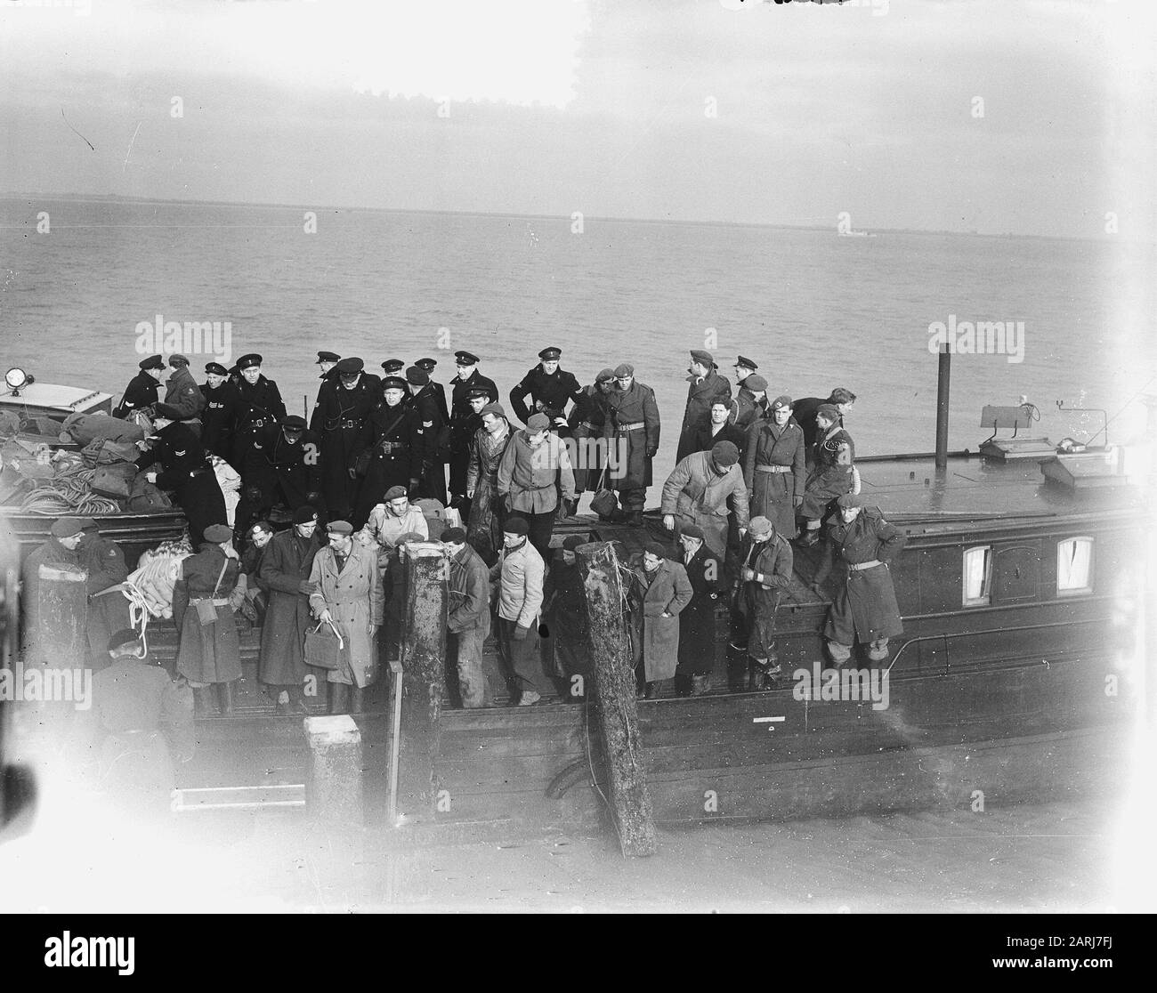 Watersnood 1953 polizia Nazionale e soldati a bordo dell'animo Data: 5 febbraio 1953 Parole Chiave: Rijkspolitie, Soldati, bordo Foto Stock