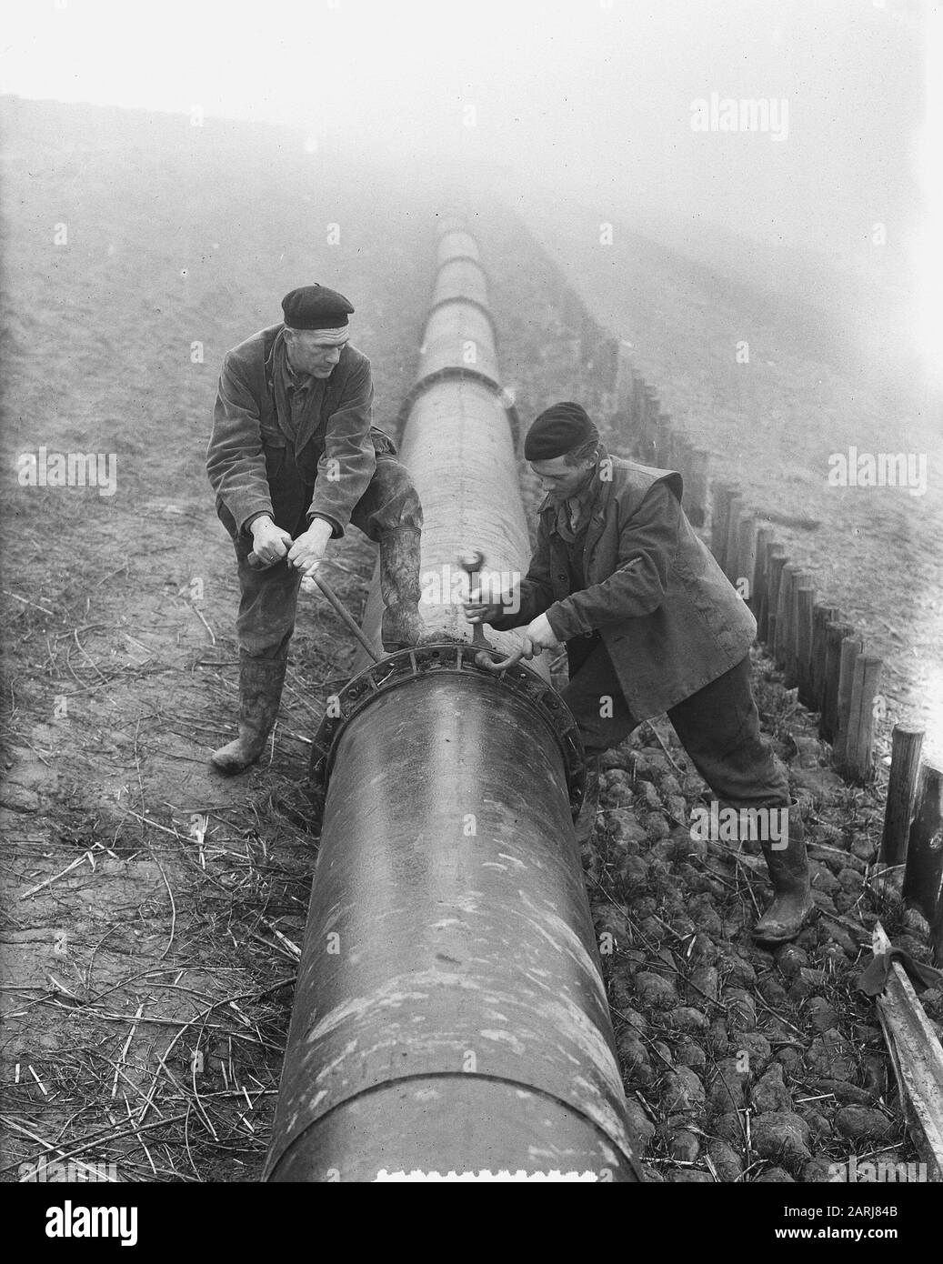 Rilland Bath va in quarta maniera costruzione pompa tubi Data: 3 marzo 1953 Parole Chiave: Costruzione Nome Persona: Rilland Bath Foto Stock