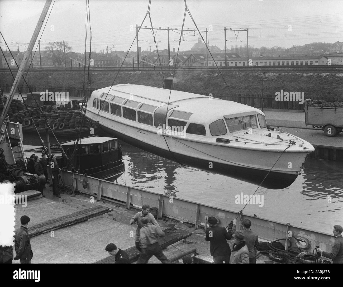 Crociera in barca per l'Inghilterra. Princess Marijke is shipped Date: 12 March 1953 Location: Great Britain Keywords: Canal boats Personal name: Marijke, princess Foto Stock