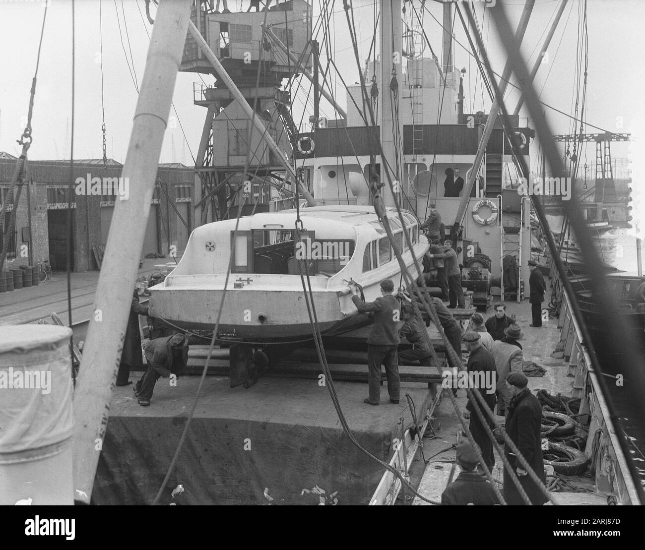 Crociera in barca per l'Inghilterra. Princess Marijke is shipped Date: 12 March 1953 Location: Great Britain Keywords: Canal boats Personal name: Marijke, princess Foto Stock