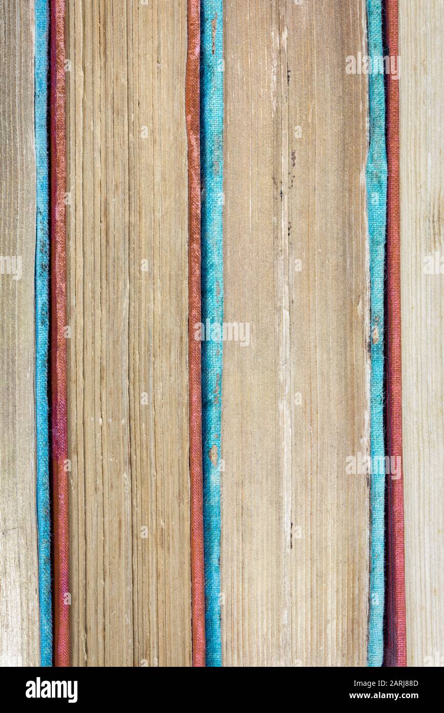 Vecchi libri in una riga - pagine, rilegatura, dorature. Sfondi e texture, vintage e antiche risorse di conoscenza. Foto Stock