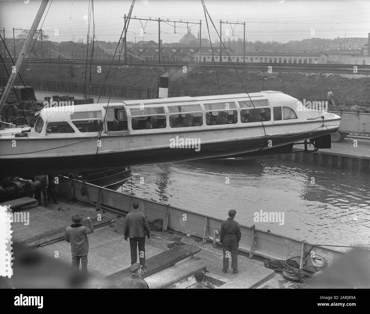 Crociera in barca per l'Inghilterra. Princess Marijke is shipped Date: 12 March 1953 Location: Great Britain Keywords: Canal boats Personal name: Marijke, princess Foto Stock