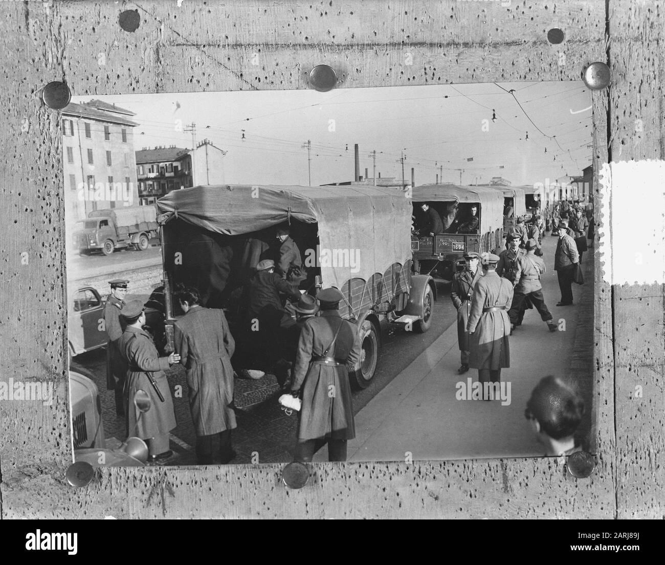 Sciopero ferroviario Italia. Trasporti pubblici con camion militari Data: 16 marzo 1953 luogo: Italia Parole Chiave: Scioperi ferroviari, TRASPORTI, automobili Foto Stock