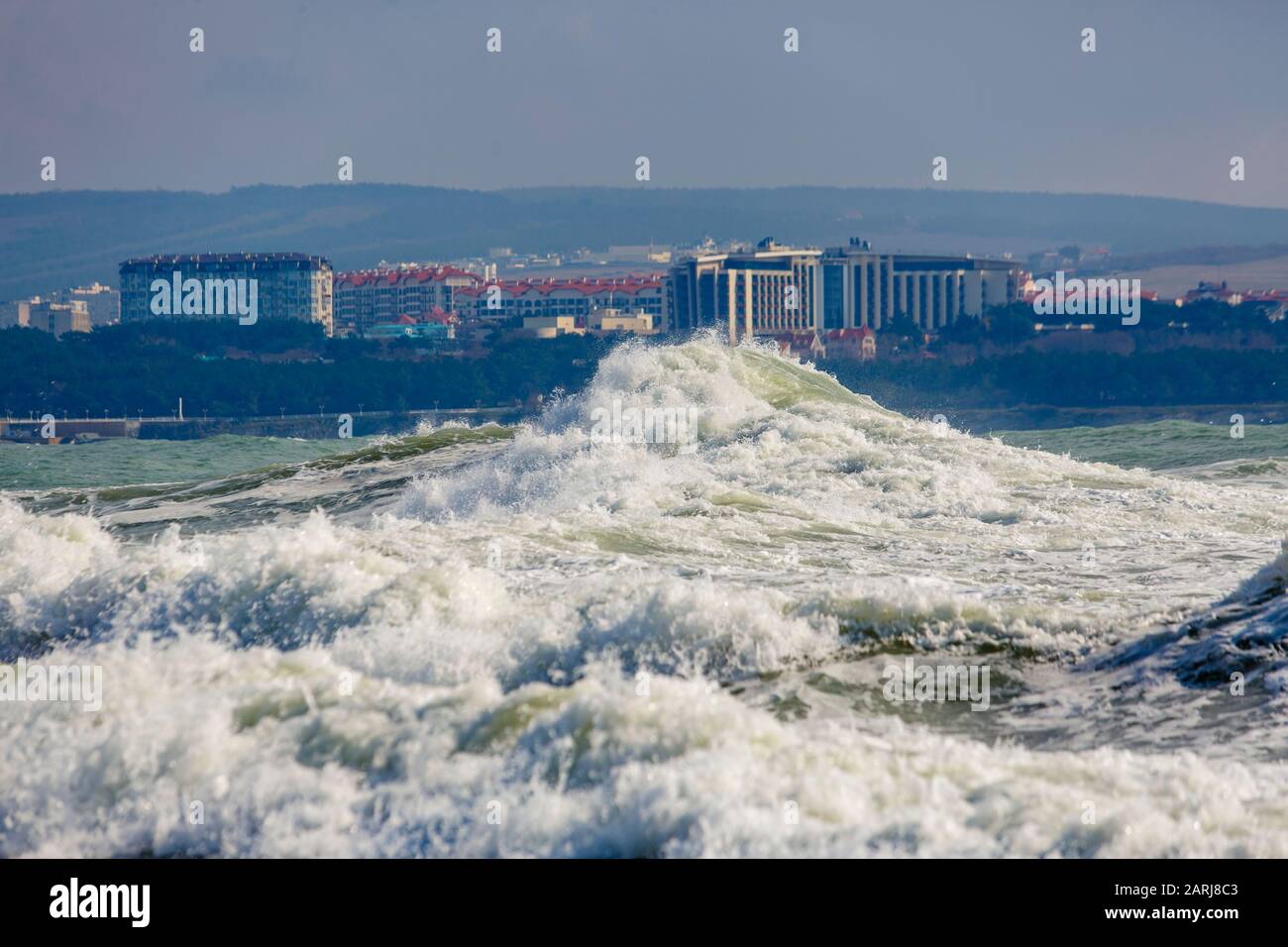 Mar Nero. Bella, grande tempesta onde all'ingresso di Gelendzhik Bay. Sullo sfondo dell'edificio, il lungomare e le montagne. Un sacco di Foto Stock
