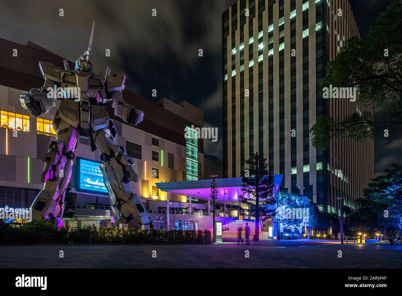 Vista notturna della statua di Gundam al Diver City Tokyo Plaza. Tokyo, Odaiba, Giappone, Agosto 2019 Foto Stock