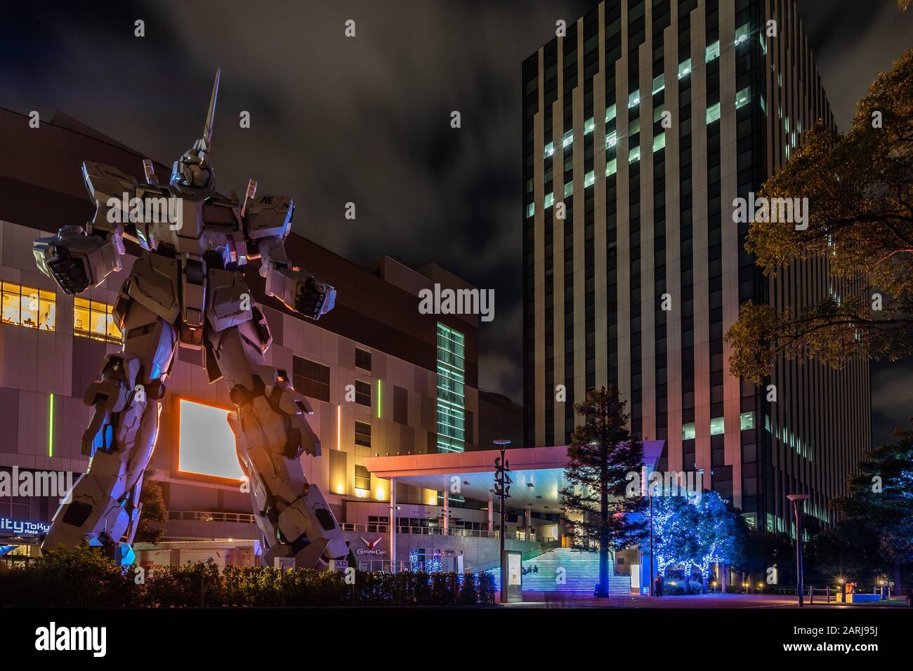 Vista notturna della statua di Gundam al Diver City Tokyo Plaza. Tokyo, Odaiba, Giappone, Agosto 2019 Foto Stock