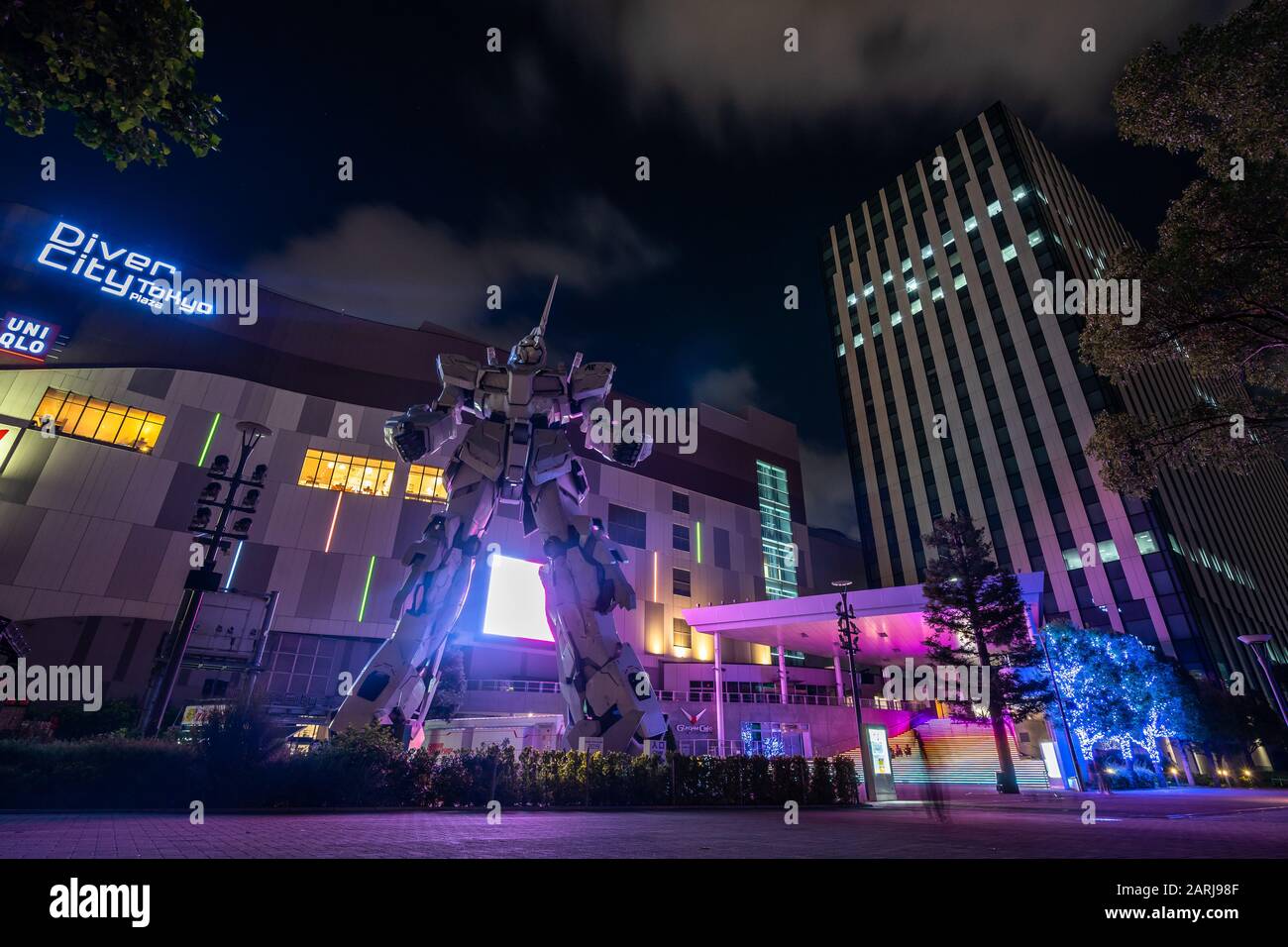 Vista notturna della statua di Gundam al Diver City Tokyo Plaza. Tokyo, Odaiba, Giappone, Agosto 2019 Foto Stock