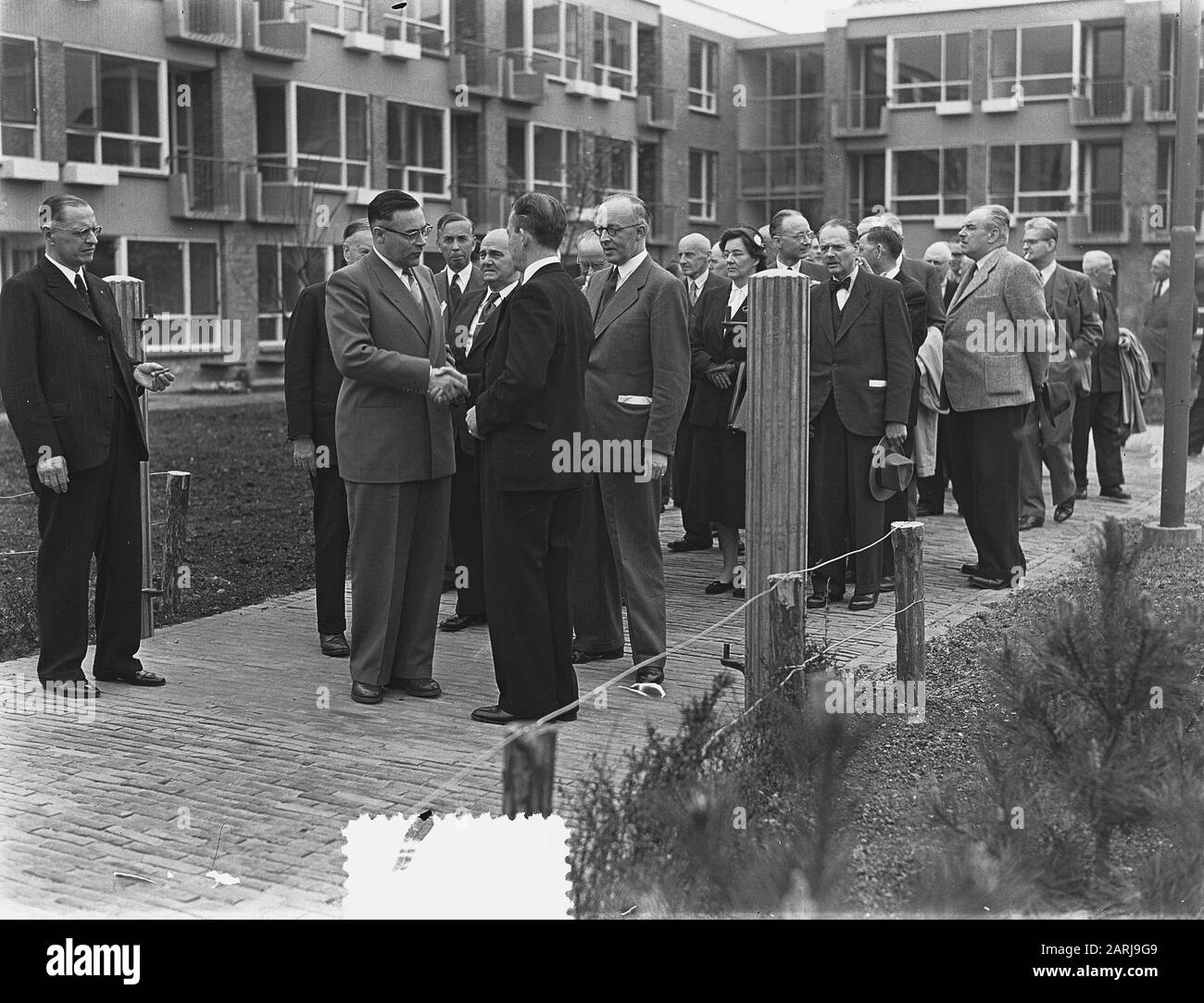 Giorno di costruzione Rotterdam 1953 Hofje Gerrit de Hoef nuovamente messo in uso. Ministro H.B.J. Witte dice addio Data: 18 maggio 1953 Località: Rotterdam, Zuid-Holland Parole Chiave: Edifici, cortili, ministri, ricostruzione Nome personale: Witte, Herman Foto Stock