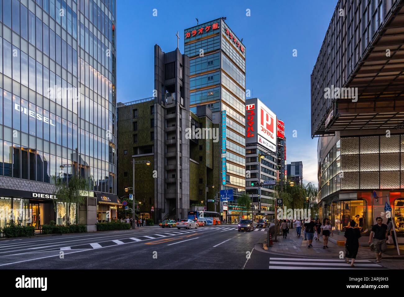 Una strada nel quartiere di Ginza, una popolare area commerciale di Tokyo con molti grandi magazzini, boutique di lusso e ristoranti. Tokyo, Giappone, Agosto 2019 Foto Stock