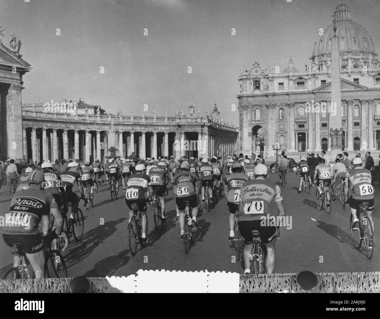 Tour dell'Italia. I piloti lasciano Rome Annotation: Location: Piazza San Pietro. Data Di Pronuncia: 21 Maggio 1953 Località: Roma Parole Chiave: Ciclismo Foto Stock