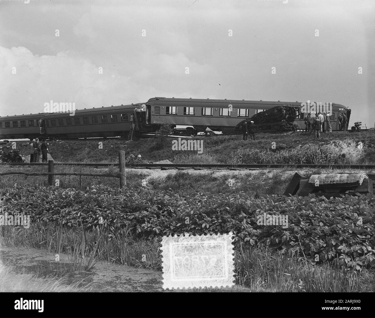 Incidente ferroviario a Weesp. Exprestrain on penduter train Overview Piece train Date: 19 June 1953 Location: Noord-Holland, Weesp Keywords: Exprestrains, FERROVIE, panoramiche, treni Foto Stock