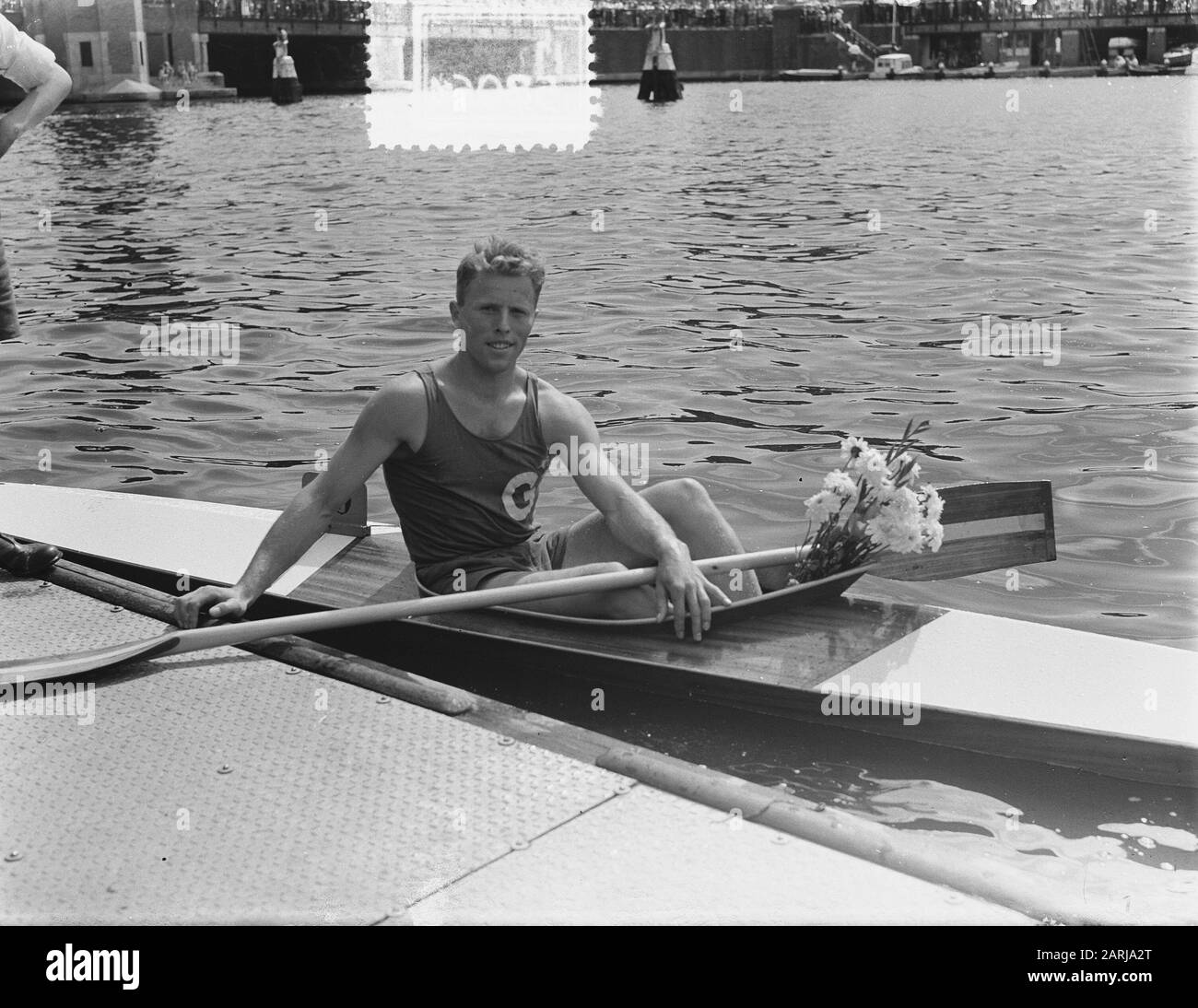 Campionati di canoa ad Amstel ad Amsterdam Klingers dopo la sua vittoria (solo) Data: 28 giugno 1953 luogo: Amstel, Amsterdam, Noord-Holland Foto Stock