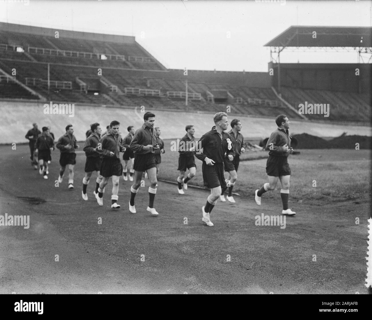 Allenamento squadra olandese allo Stadio Olimpico Data: 25 agosto 1953 Parole Chiave: Sport, football Nome dell'istituzione: Olympic Stadium Foto Stock