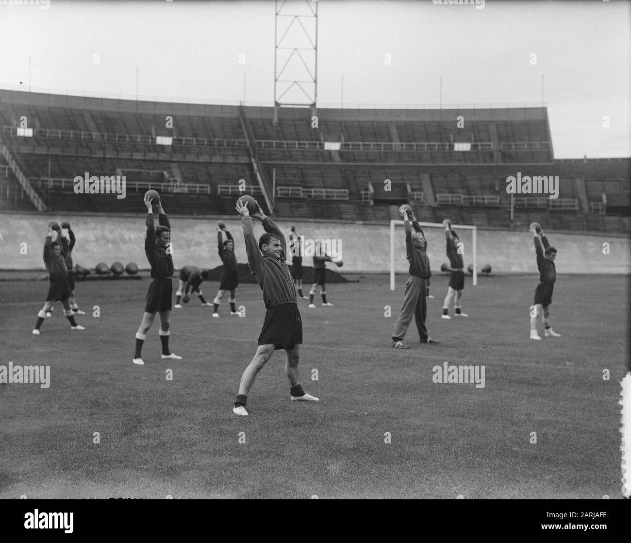Allenamento squadra olandese allo Stadio Olimpico Data: 25 agosto 1953 Parole Chiave: Sport, football Nome dell'istituzione: Olympic Stadium Foto Stock
