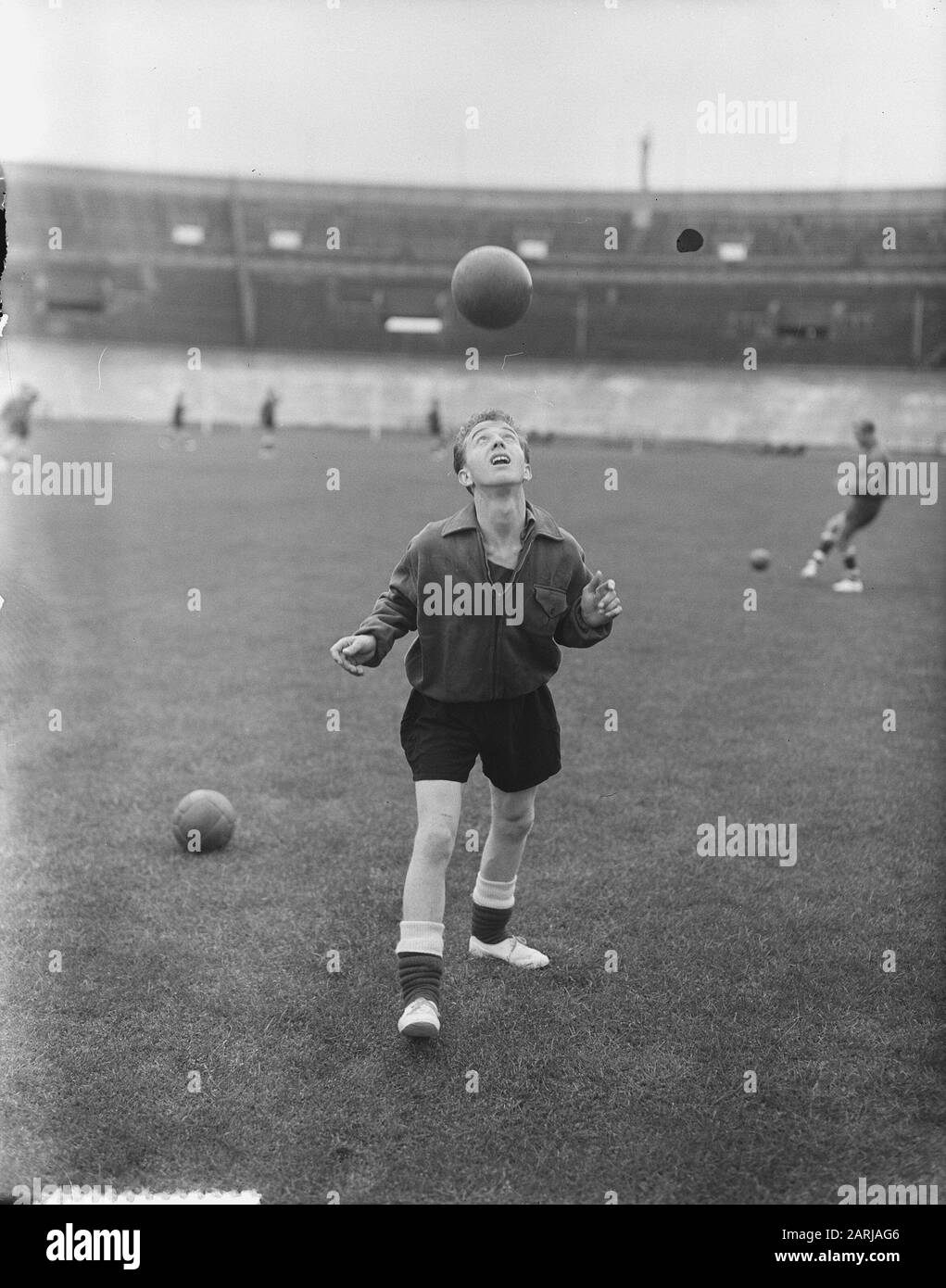 Allenamento squadra olandese allo Stadio Olimpico Data: 25 agosto 1953 Parole Chiave: Sport, football Nome dell'istituzione: Olympic Stadium Foto Stock