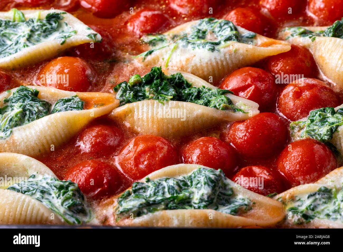 pasta italiana al conchiglino farcita con spinaci Foto Stock