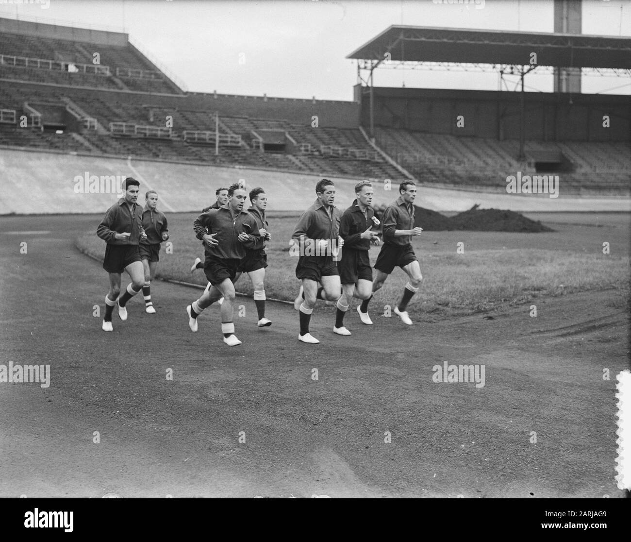 Allenamento squadra olandese allo Stadio Olimpico Data: 25 agosto 1953 Parole Chiave: Sport, football Nome dell'istituzione: Olympic Stadium Foto Stock
