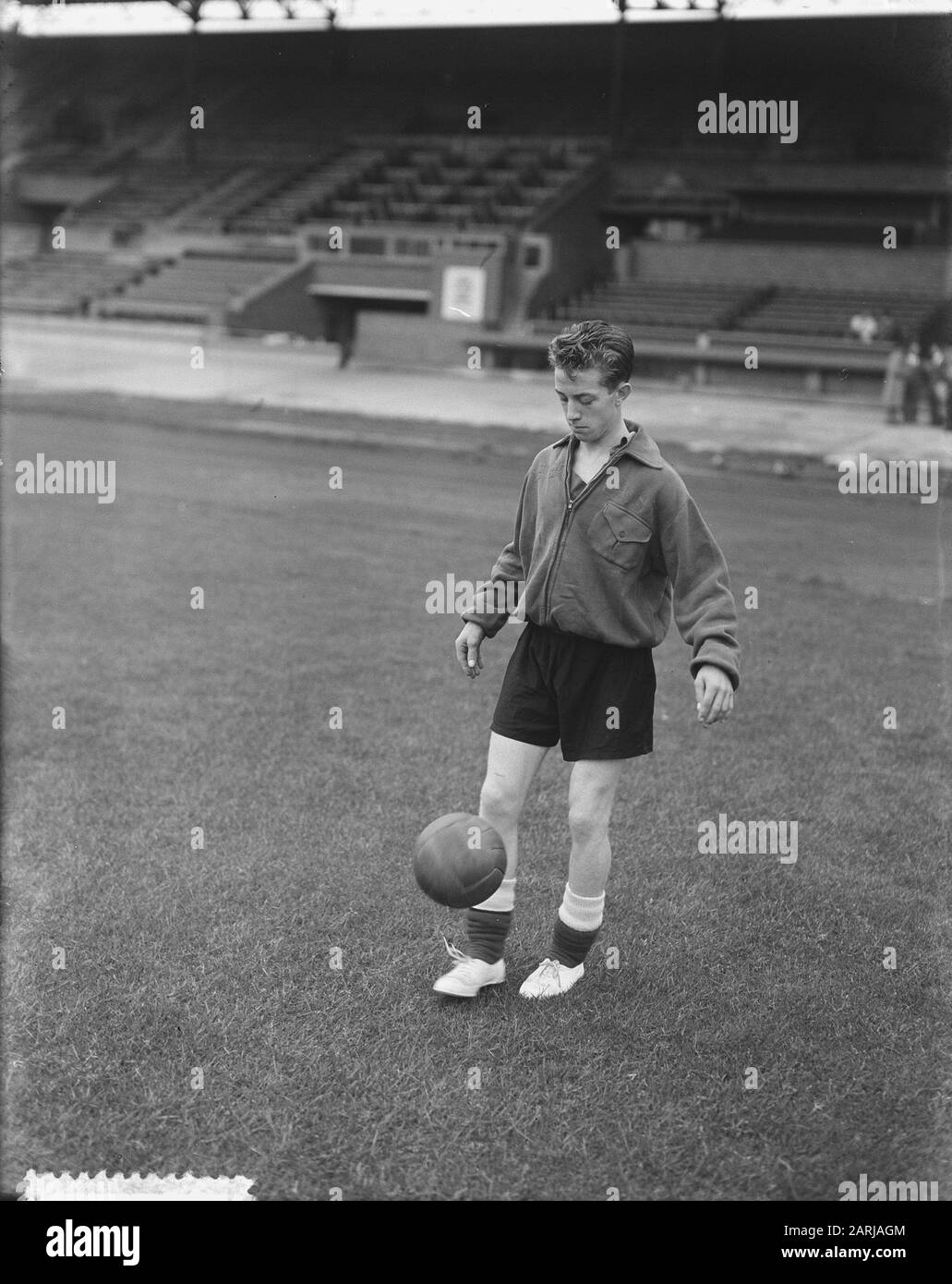 Allenamento squadra olandese allo Stadio Olimpico Data: 25 agosto 1953 Parole Chiave: Sport, football Nome dell'istituzione: Olympic Stadium Foto Stock