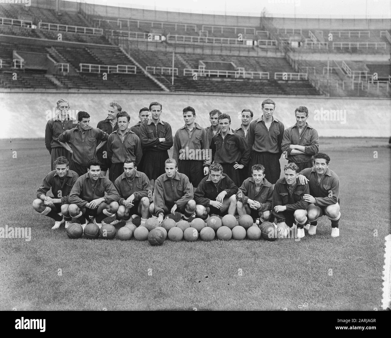 Allenamento squadra olandese allo Stadio Olimpico Data: 25 agosto 1953 Parole Chiave: Sport, football Nome dell'istituzione: Olympic Stadium Foto Stock