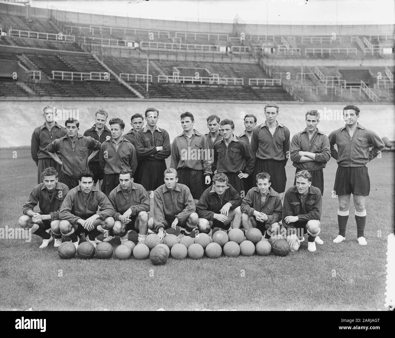 Allenamento squadra olandese allo Stadio Olimpico Data: 25 agosto 1953 Parole Chiave: Sport, football Nome dell'istituzione: Olympic Stadium Foto Stock