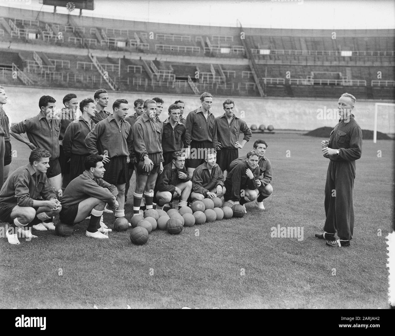 Allenamento squadra olandese allo Stadio Olimpico Data: 25 agosto 1953 Parole Chiave: Sport, football Nome dell'istituzione: Olympic Stadium Foto Stock