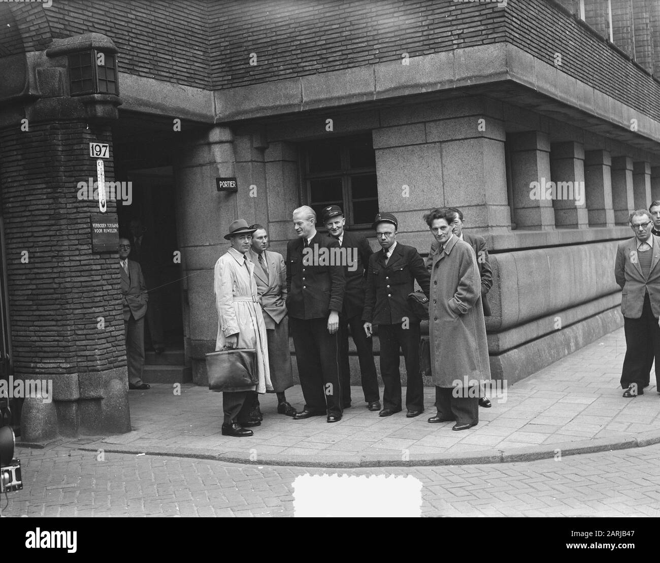 Conduttori di tram al municipio per aumentare la retribuzione Data: 5 ottobre 1953 Parole Chiave: STADHOUSES, conduttori di tram Foto Stock