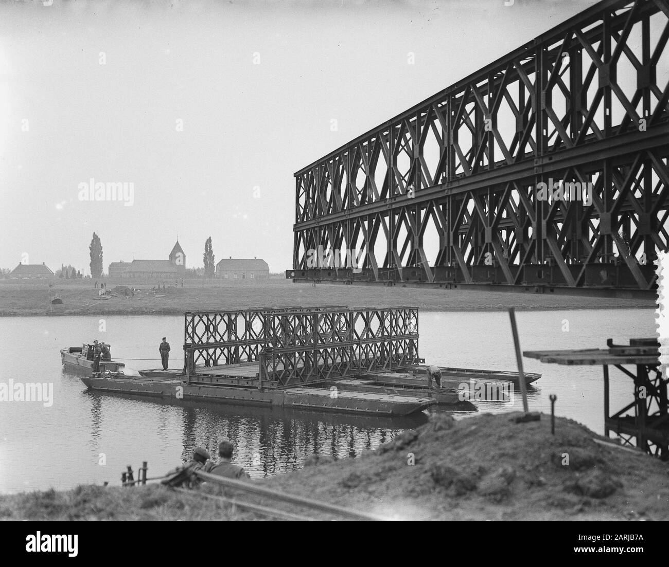 Wijchen. Costruzione di ponti militari sul braccio del Maas Data: 14 ottobre 1953 posizione: Gelderland, Wijchen Parole Chiave: Edilizia, ponti Foto Stock