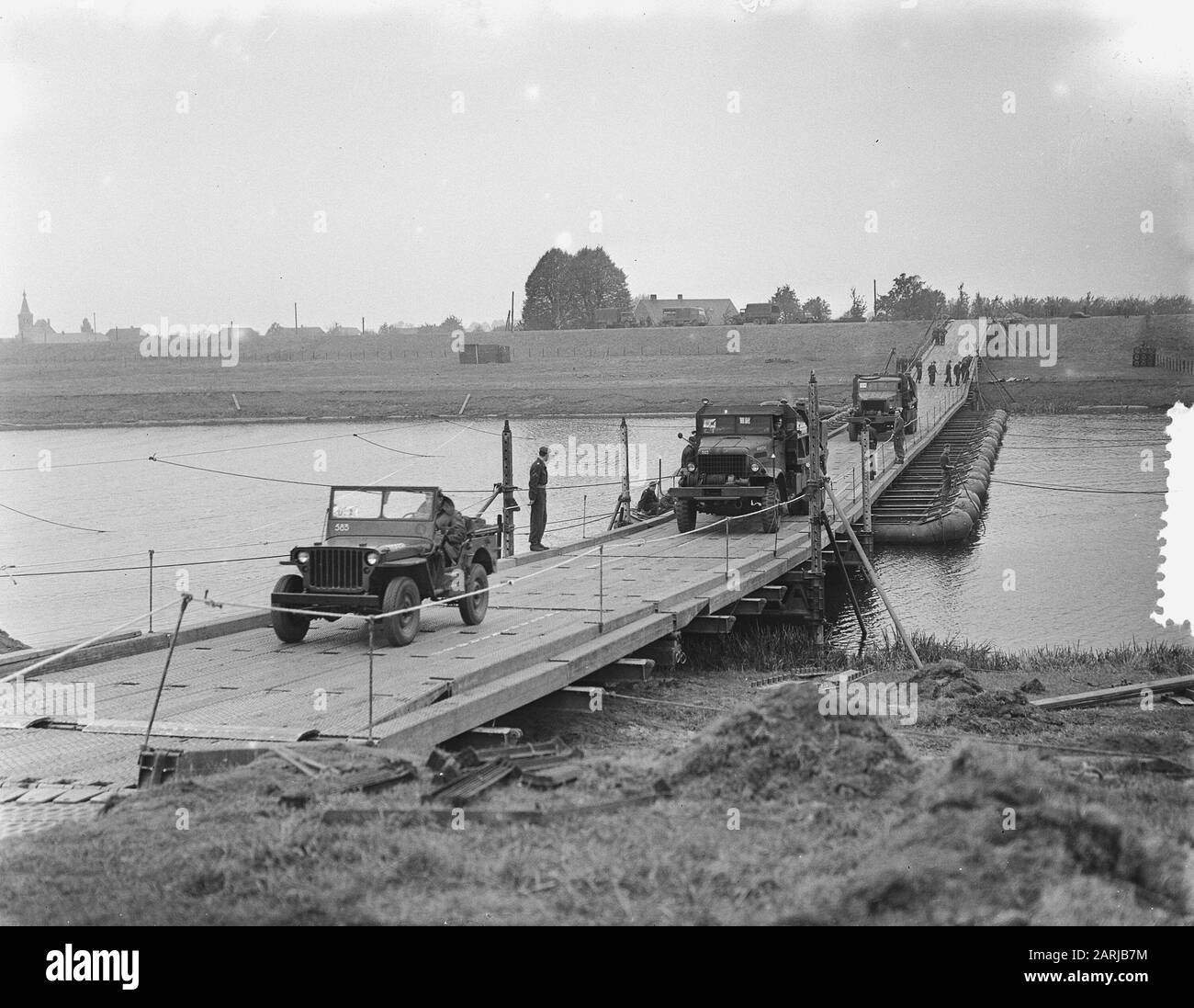Wijchen. Costruzione di ponti militari sul braccio del Maas Data: 14 ottobre 1953 Località: Gelderland, Wijchen Parole Chiave: Edilizia, ponti Nome personale: Maas Foto Stock