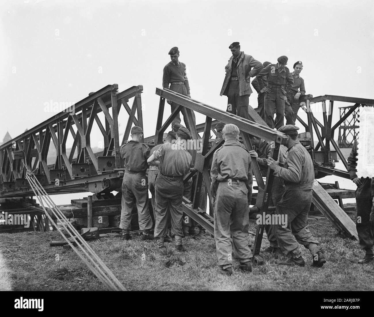 Wijchen. Costruzione di ponti militari sul braccio del Maas Data: 14 ottobre 1953 Località: Gelderland, Wijchen Parole Chiave: Edilizia, ponti Nome personale: Maas Foto Stock
