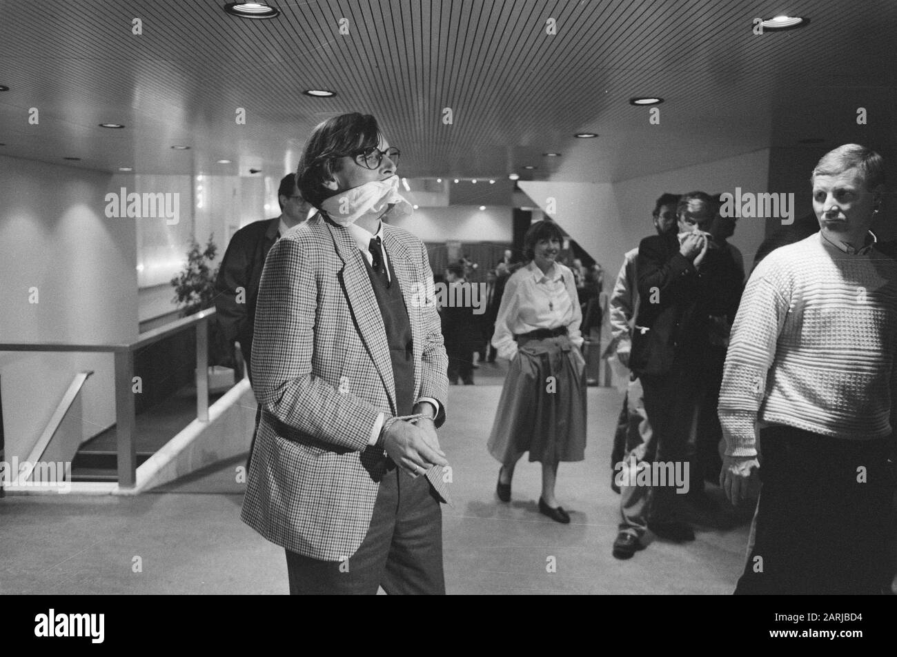 Membri del meeting National Specialists Association (LSV) ammanettato e bocca-invecchiato Data: 13 ottobre 1988 Parole Chiave: Meetings Nome dell'istituto: LSV, LSV Foto Stock