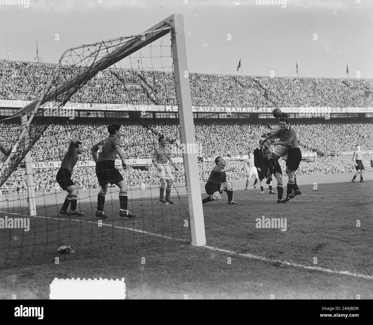 Calcio Paesi Bassi vs Belgio 1-0. Momento della partita Data: 25 ottobre 1953 luogo: Rotterdam Parole Chiave: Calcio Foto Stock