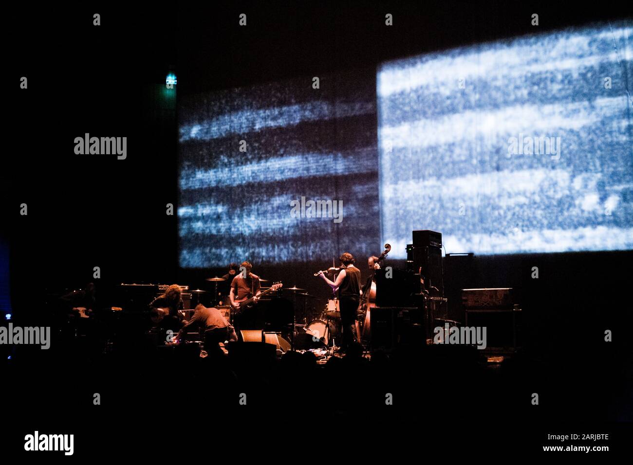 Godspeed Voi! Black Emperor, Live at Gateshead Sage con video sfondo ottobre 2015 Foto Stock