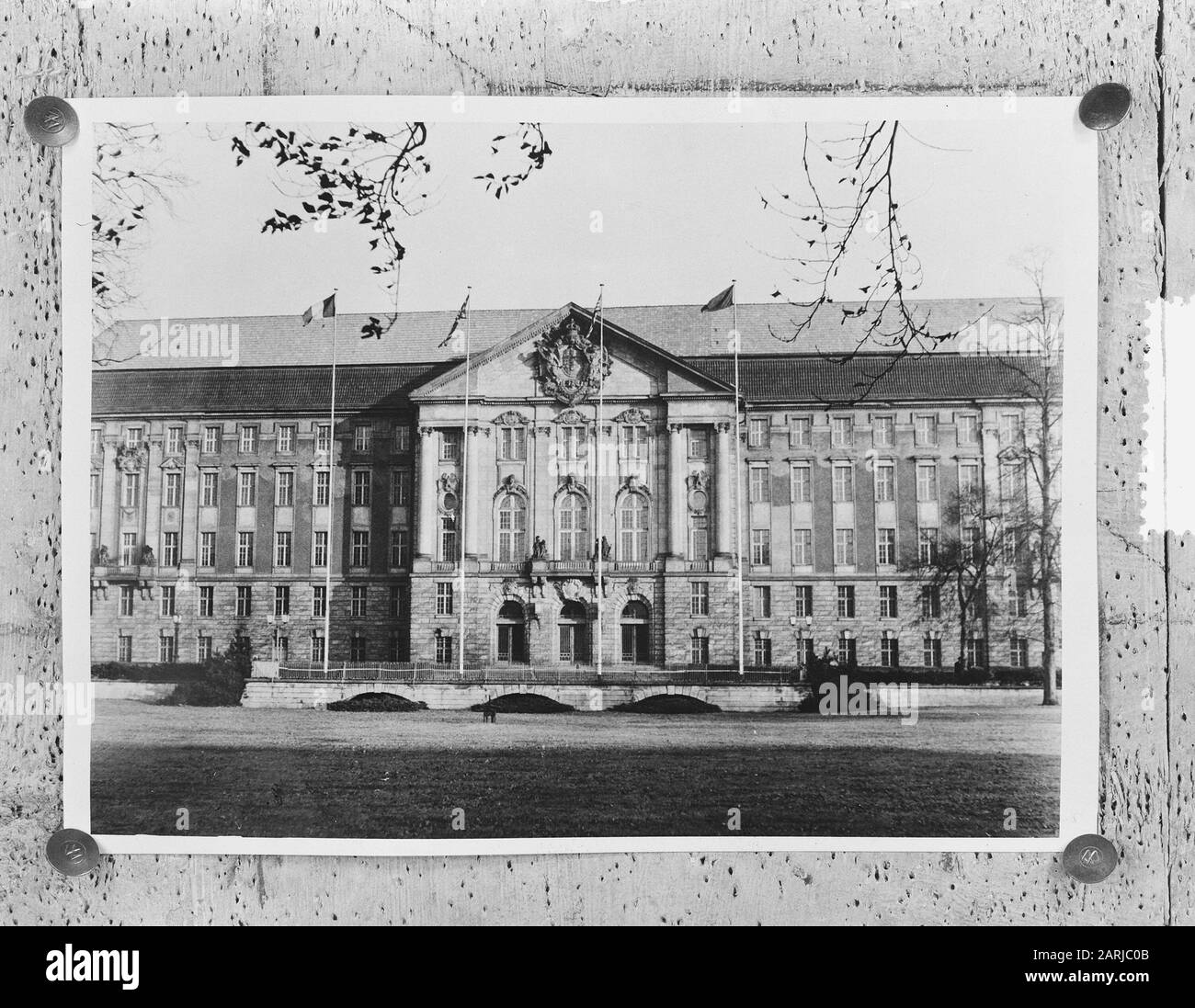 Creazione della vm. Camera orientata a Berlino-Schoneberg. Sede del Consiglio di controllo alleato per la Germania e dell'Ufficio per la sicurezza aerea alleata, in cui si terrà la Conferenza dei quattro grandi Data: 30 novembre 1953 luogo: Berlino Ovest, Germania Ovest Parole Chiave: Architettura, occupazione, controlli, tribunale, neobarok, pilastri, finestre Foto Stock