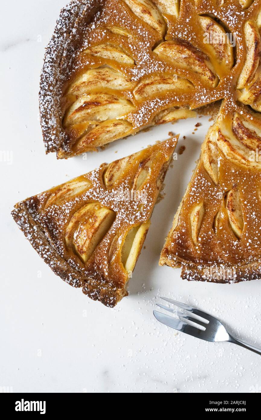 Tart di mele fatto in casa su una superficie di marmo. Foto Stock