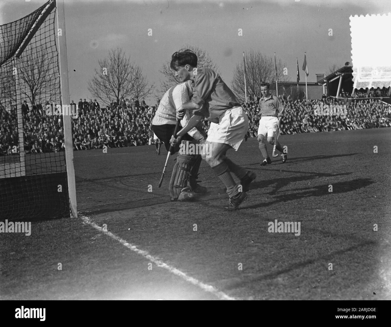 Hockey Olanda contro Inghilterra, attacco all'inglese obiettivo Data: 25 aprile 1954 luogo: Gran Bretagna Parole Chiave: Attacchi, obiettivi, hockey Foto Stock