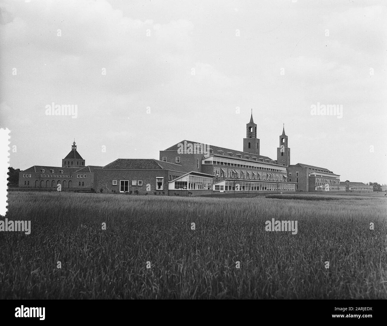 Il sanatorio Klokkenberg a Breda è aperto il 7 luglio dalla regina Juliana Annotazione: Gli architetti del Klokkenberg sono C.H. de Bever e C.M. van Moorsel Data: 21 giugno 1954 Località: Breda, Noord-Brabant Parole Chiave: Sanatoria Foto Stock