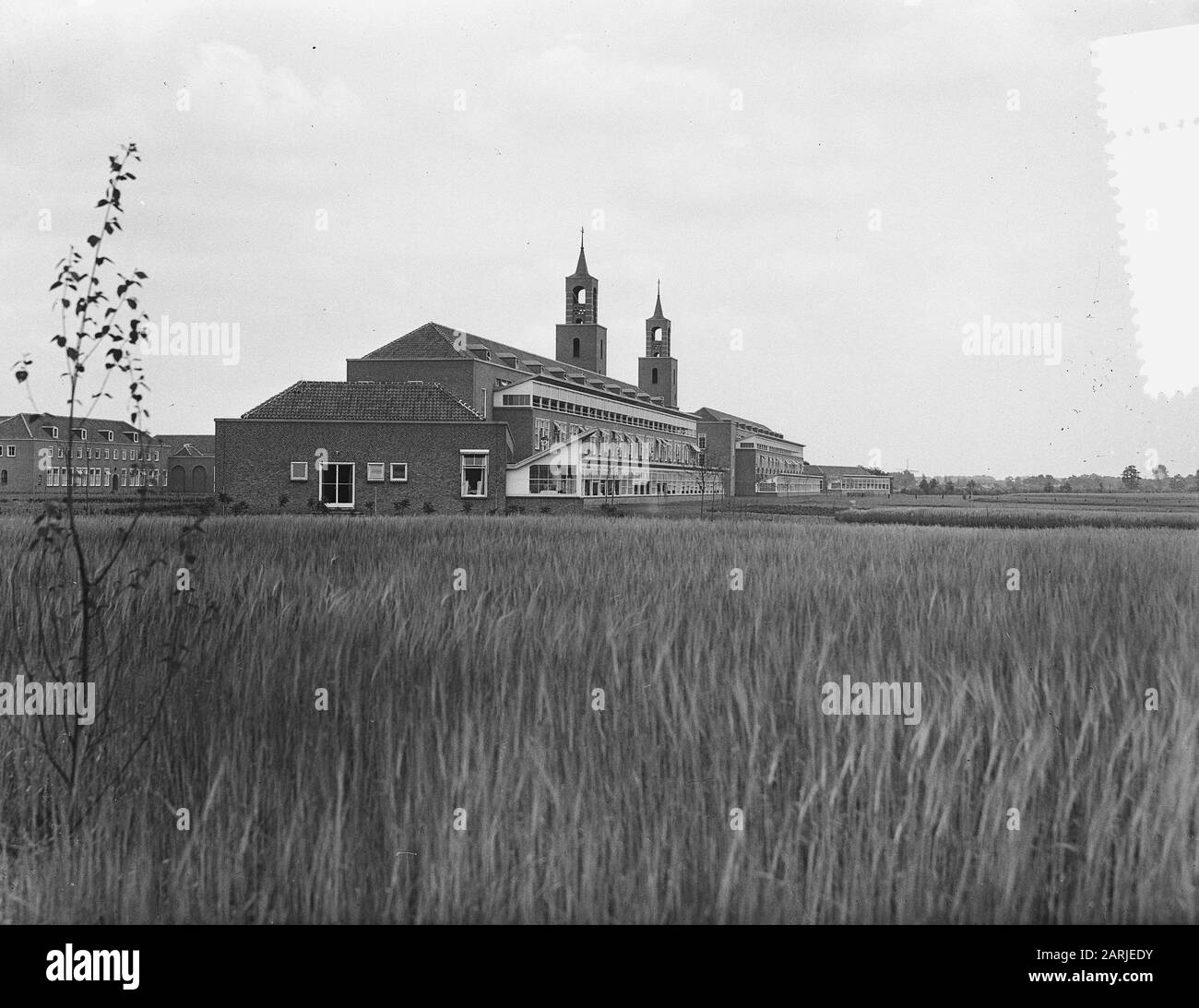 Il sanatorio Klokkenberg a Breda è aperto il 7 luglio dalla regina Juliana Annotazione: Gli architetti del Klokkenberg sono C.H. de Bever e C.M. van Moorsel Data: 21 giugno 1954 Località: Breda, Noord-Brabant Parole Chiave: Sanatoria Foto Stock