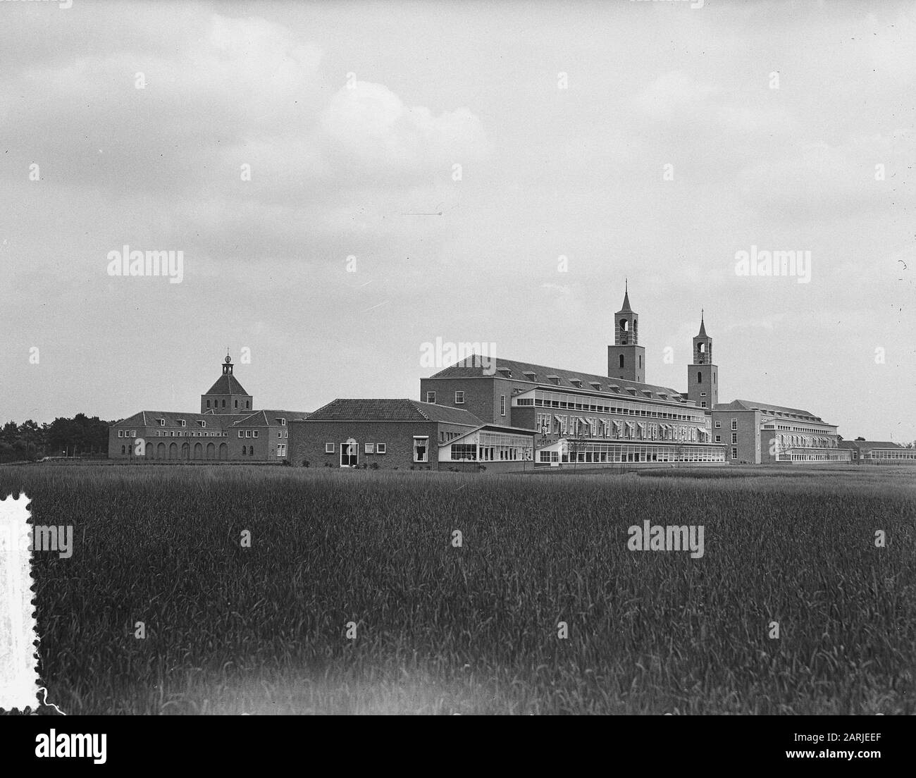 Il sanatorio Klokkenberg a Breda è aperto il 7 luglio dalla regina Juliana Annotazione: Gli architetti del Klokkenberg sono C.H. de Bever e C.M. van Moorsel Data: 21 giugno 1954 Località: Breda, Noord-Brabant Parole Chiave: Sanatoria Foto Stock