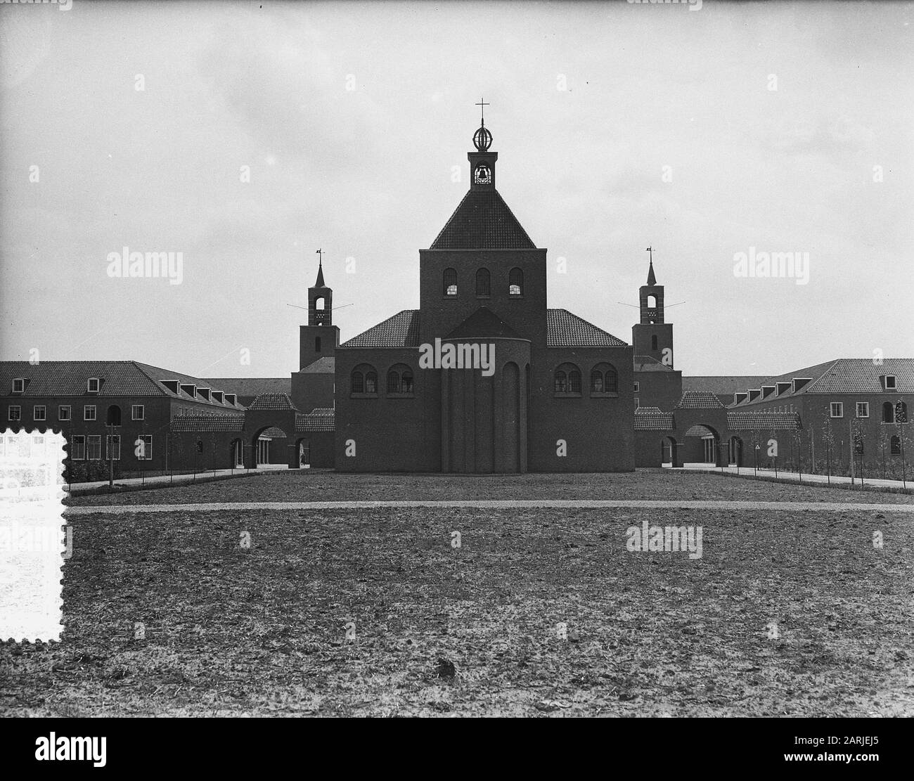 Il sanatorio Klokkenberg a Breda è aperto il 7 luglio dalla regina Juliana Annotazione: Gli architetti del Klokkenberg sono C.H. de Bever e C.M. van Moorsel Data: 21 giugno 1954 Località: Breda, Noord-Brabant Parole Chiave: Sanatoria Foto Stock