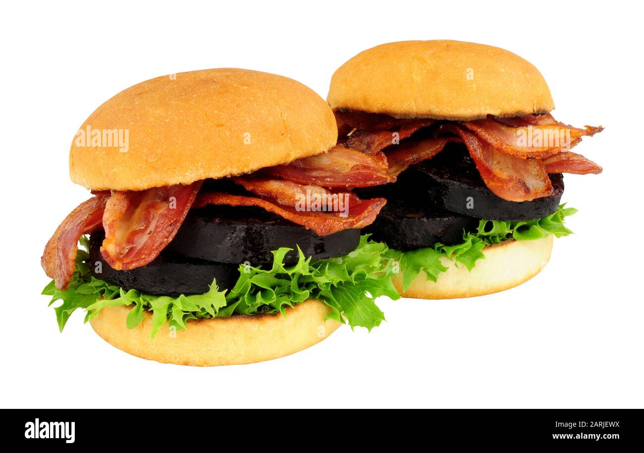 Panini con pancetta fritta e budino nero con lattuga isolata su sfondo bianco Foto Stock