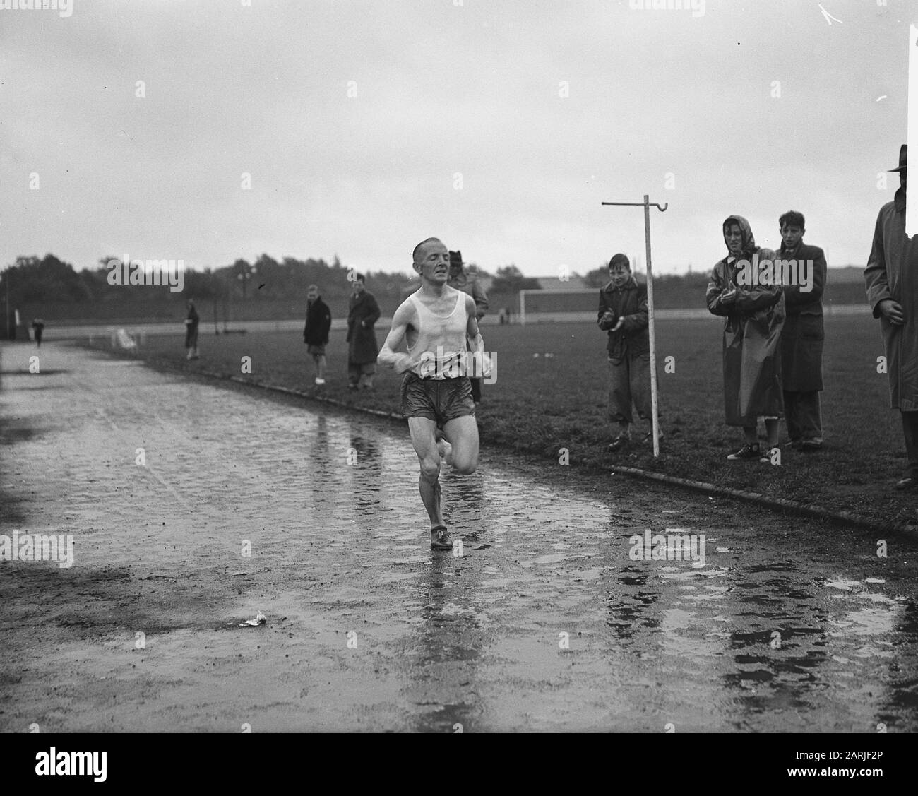 Hilversum marathonloop First Jannes van de Zande Data: 25 luglio 1954 luogo: Hilversum Parole Chiave: Marathonloop Nome personale: Jannes van de Zande Foto Stock