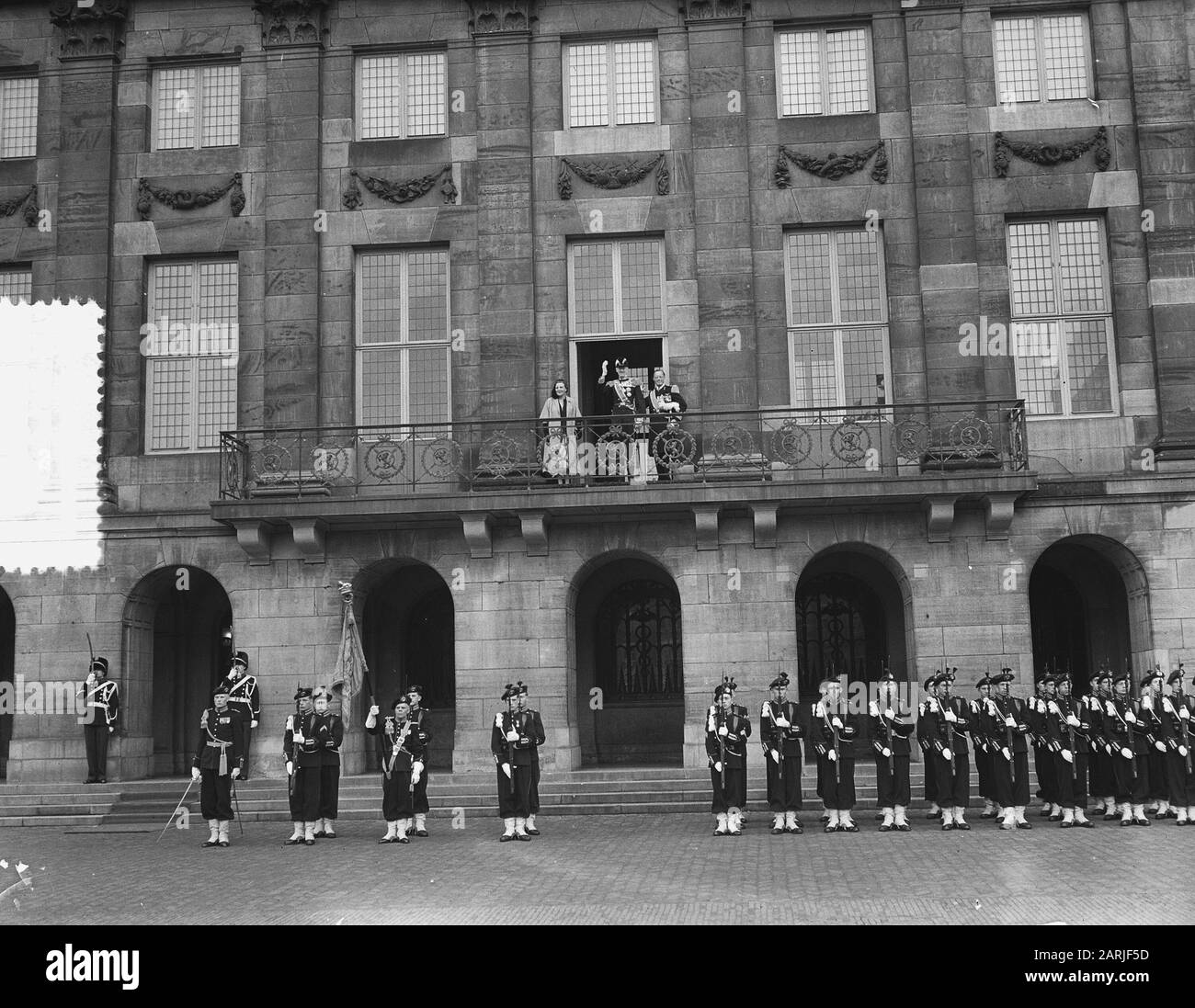 Primo giorno Visita Norwegian King, saluto da balcone Data: 12 agosto 1954 Parole Chiave: Balcone, saluti, visite Foto Stock